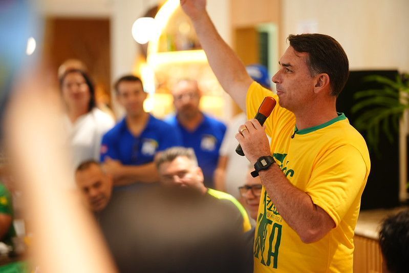 Flávio Bolsonaro acusa Lula de ‘bagunçar o Supremo’ durante julgamento de Moraes