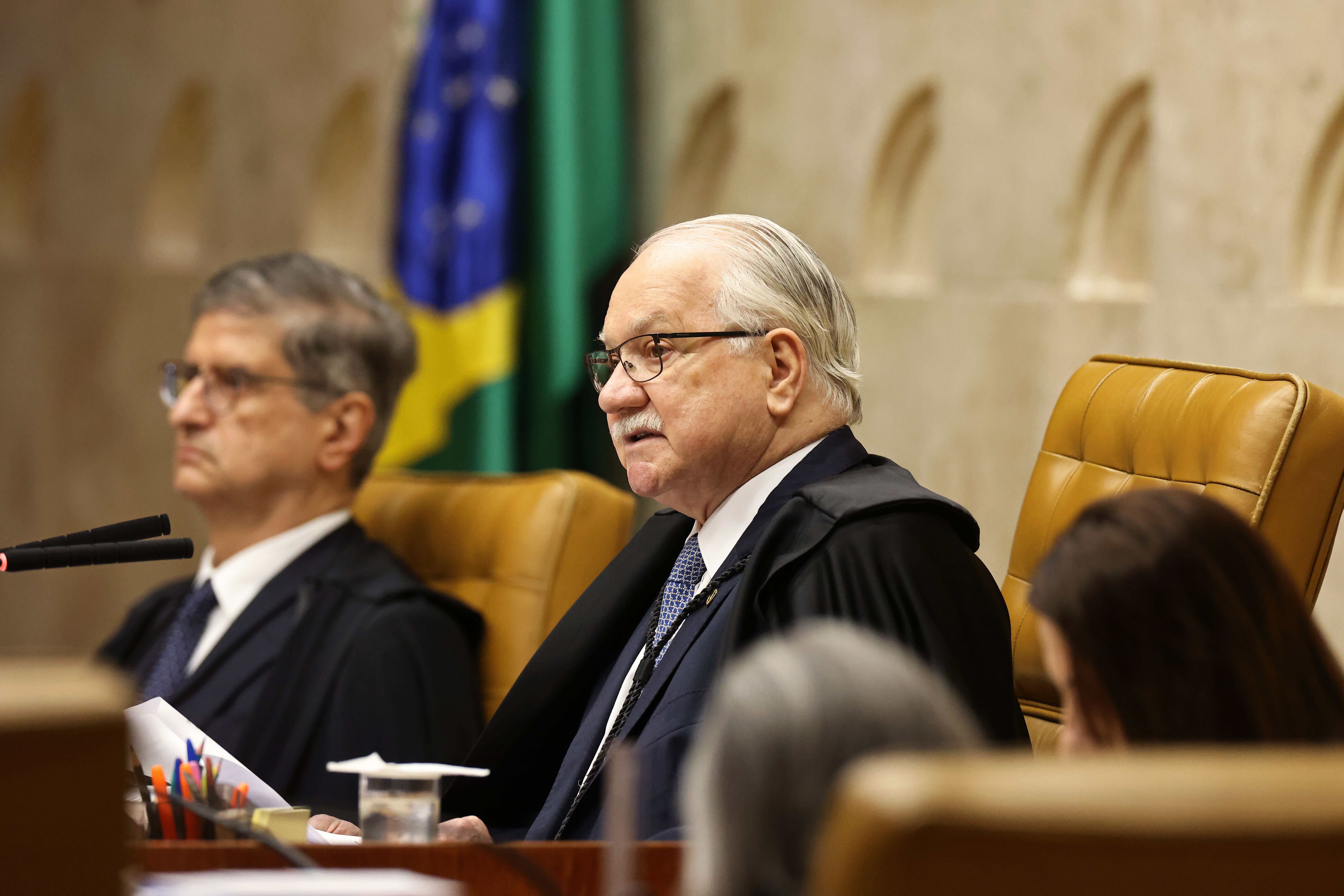 Fachin rebate Dino e afirma que juiz natural do caso Master é o plenário do STF