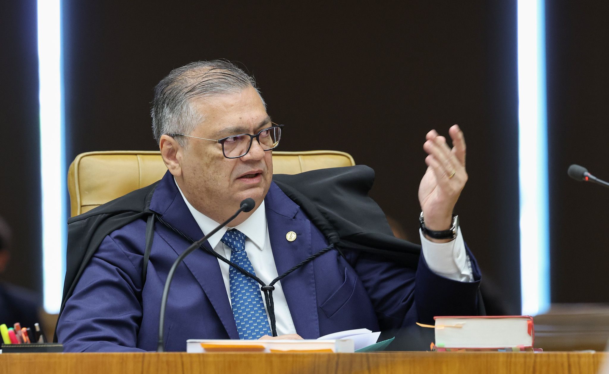 Em debate com Fachin, Dino faz citações a Aristóteles, Chico César, Hobbes e Fábio Porchat