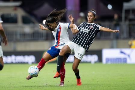 Jogadoras de Bahia e Corinthians disputam a bola durante a semifinal do Campeonato Brasileiro Feminino na Arena Fonte Nova, em Salvador.