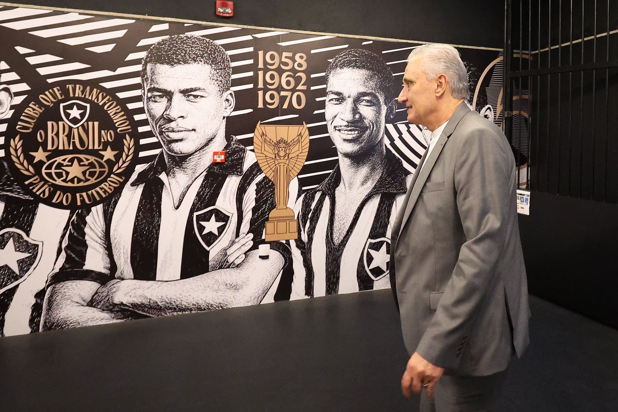 Com relação antiga, Alex Telles vibra por Tite no Botafogo: 'É o cara certo'