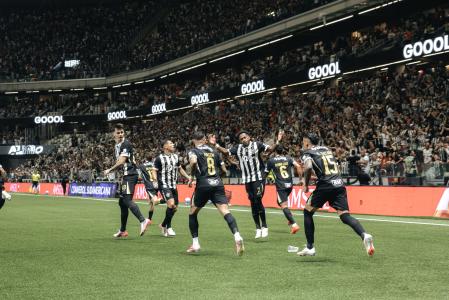 Time do Galo reage ao primeiro gol contra o Santos • Pedro Souza/Atlético