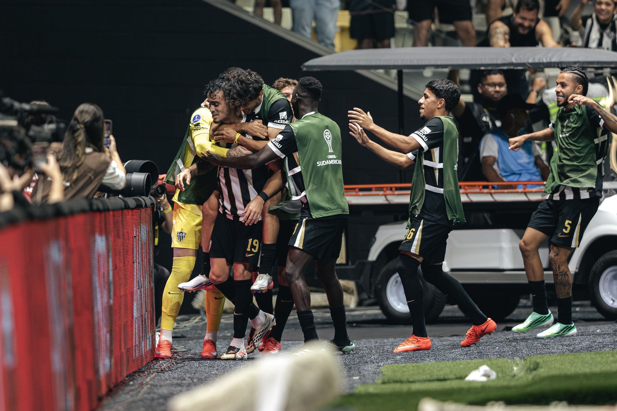 Atlético x Santos: atacante brilha, marca dois gols, sente dor e é substituído