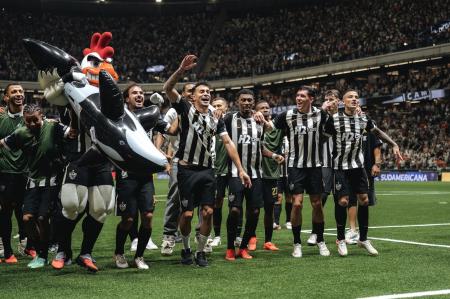 Time do Atlético comemora classificação sobre o Santos na Arena MRV