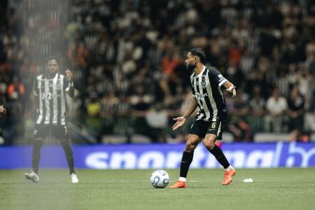 Renan Lodi em ação pelo Atlético na Copa Sul-Americana de 2026