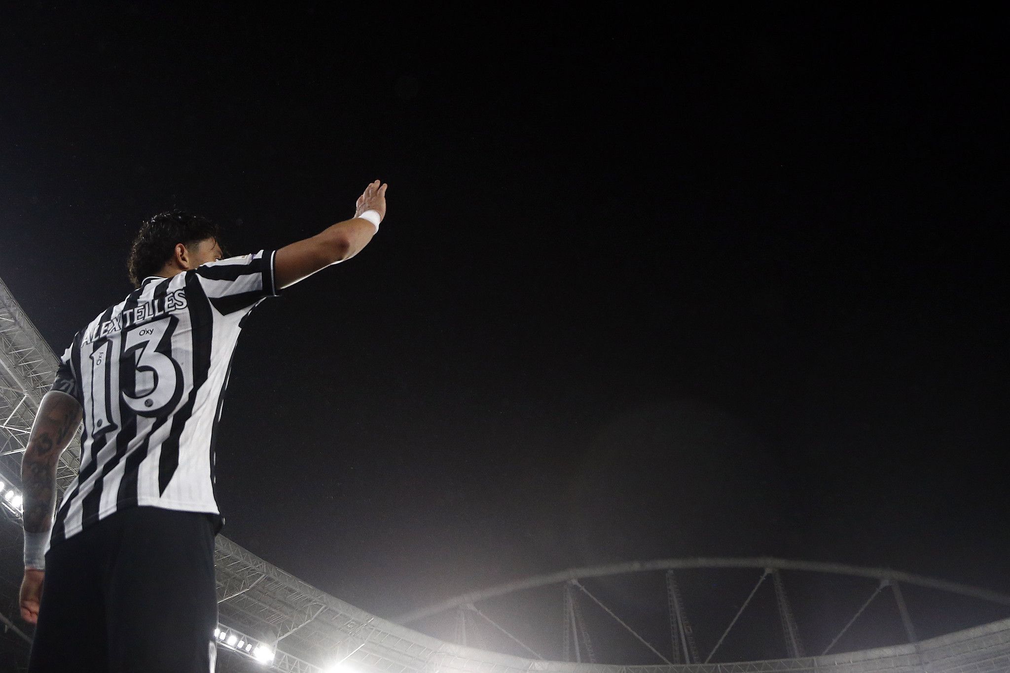 Com relação antiga, Alex Telles vibra por Tite no Botafogo: 'É o cara certo'