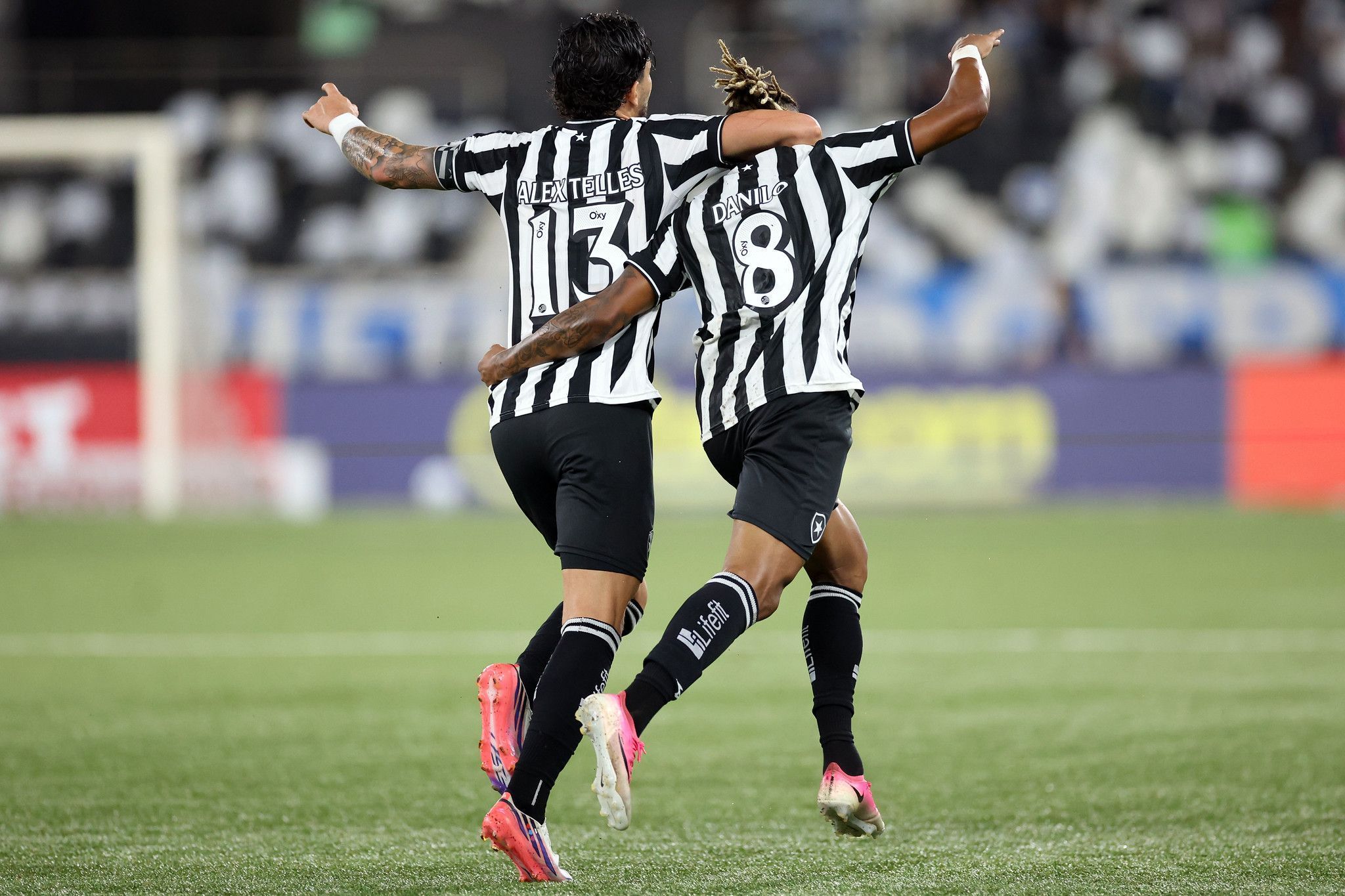 Alex Telles celebra retomada de Danilo no Botafogo: 'Vinha sofrendo pressão'