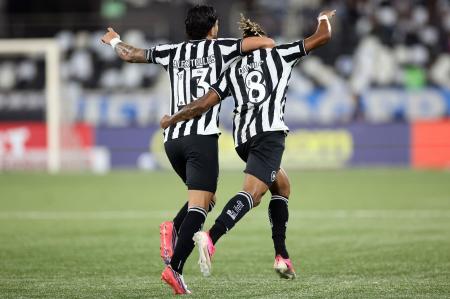 Alex Telles comemora com Danilo um dos gols do volante contra o Grêmio