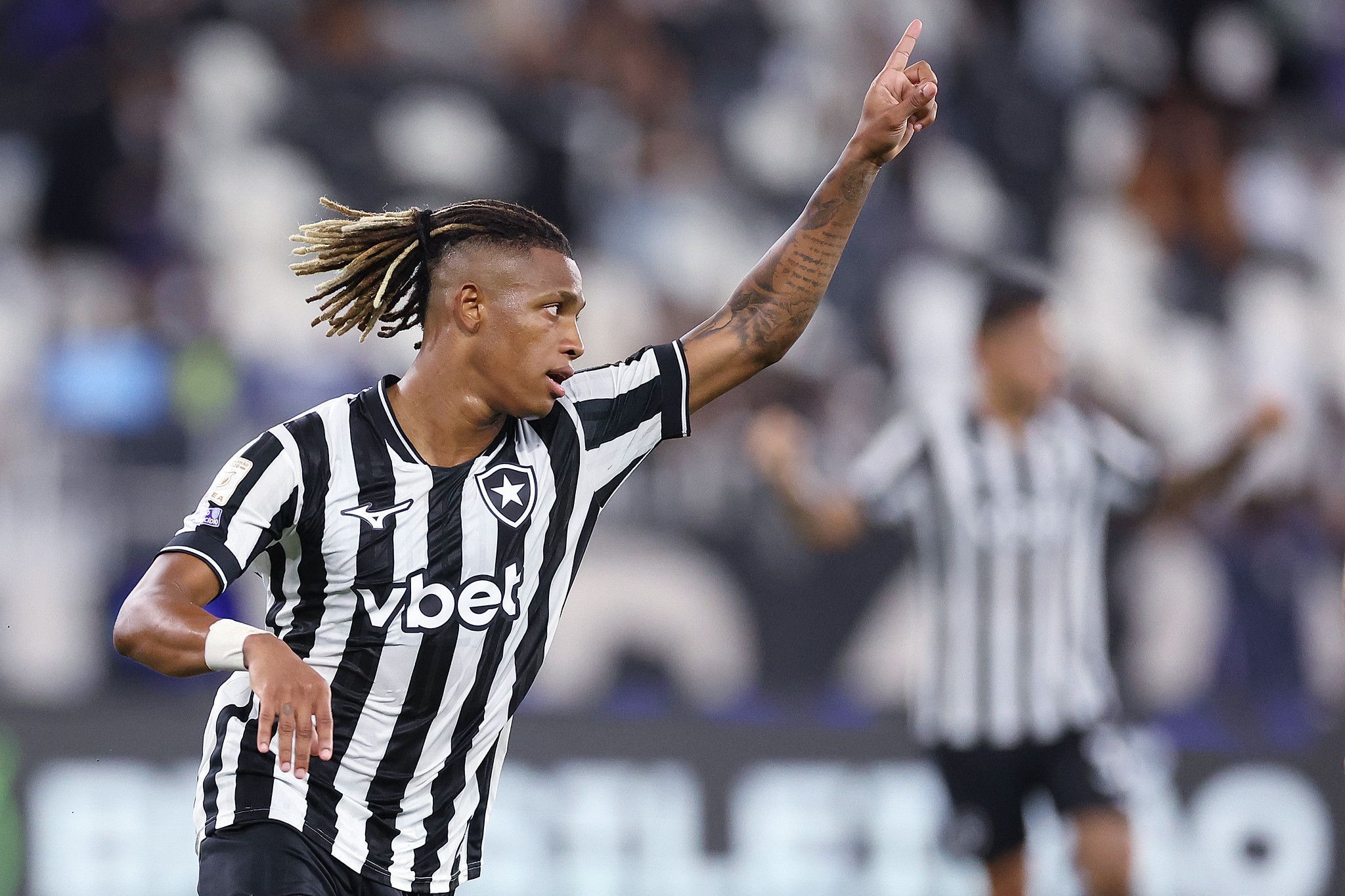 Com dois de Danilo, Botafogo vence, respira e afunda Grêmio no Brasileirão
