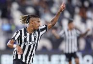 Com dois de Danilo, Botafogo vence, respira e afunda Grêmio no Brasileirão