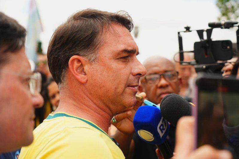 Flávio Bolsonaro desembarca em Natal nesta segunda-feira (21)