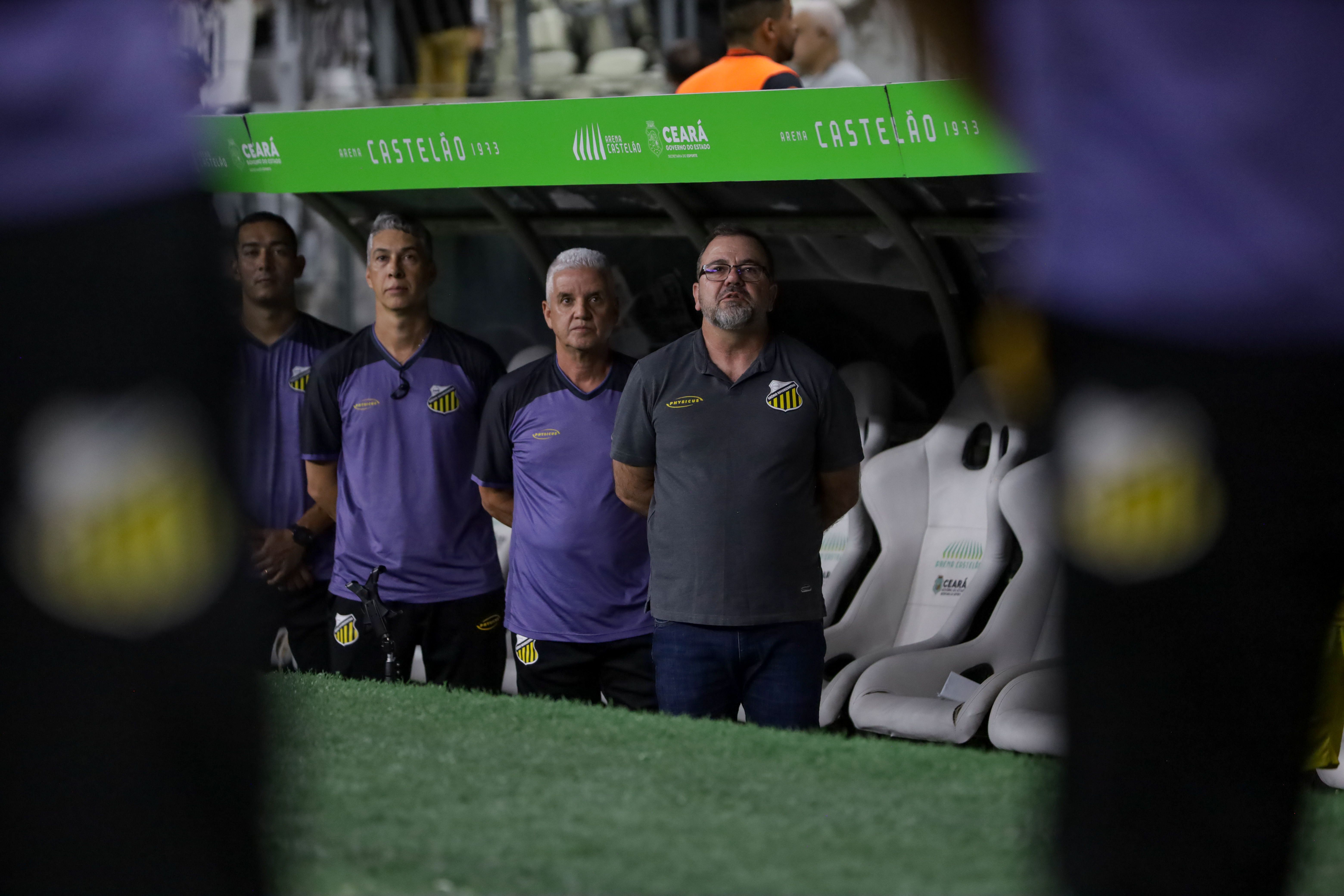 Técnico ex-Cruzeiro dispara contra árbitro após jogo da Série B: 'Fraco'