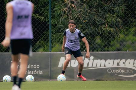 Vitor Gabriel durante treino do Atlético na Cidade do Galo