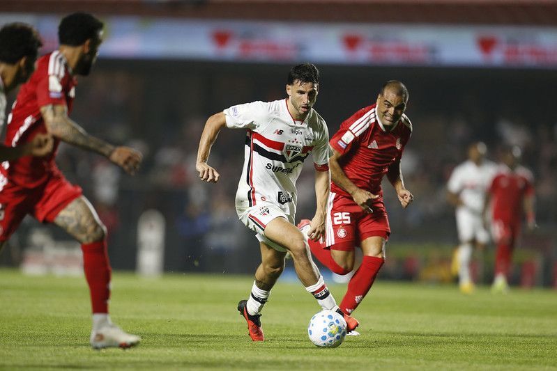 Calleri toma terceiro amarelo e está fora do clássico contra o Santos