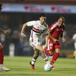 Calleri toma terceiro amarelo e está fora do clássico contra o Santos