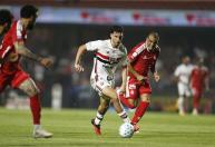 Calleri toma terceiro amarelo e está fora do clássico contra o Santos
