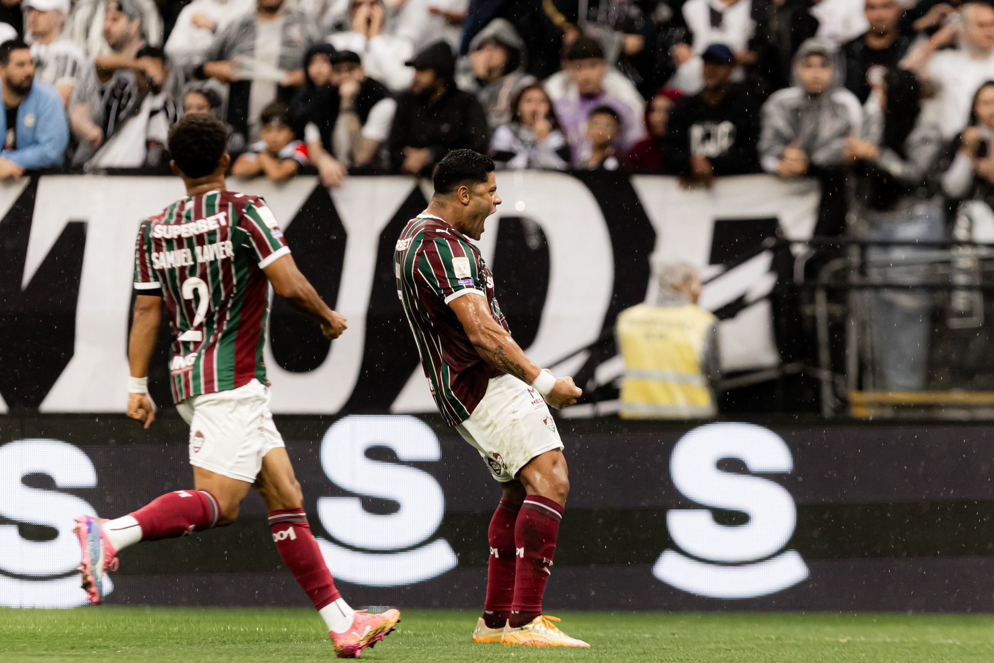 Hulk decide, Fluminense vence pelo Brasileirão e amplia crise no Corinthians