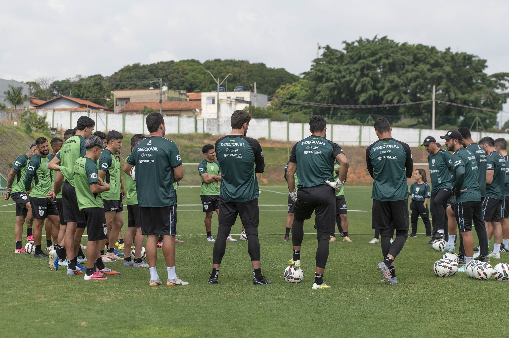 Afundado no Z4 e sem titular, América inicia preparação para duelo com Atlético-GO
