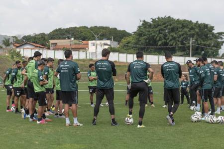 Jogadores do América durante treino no CT Lanna Drumond