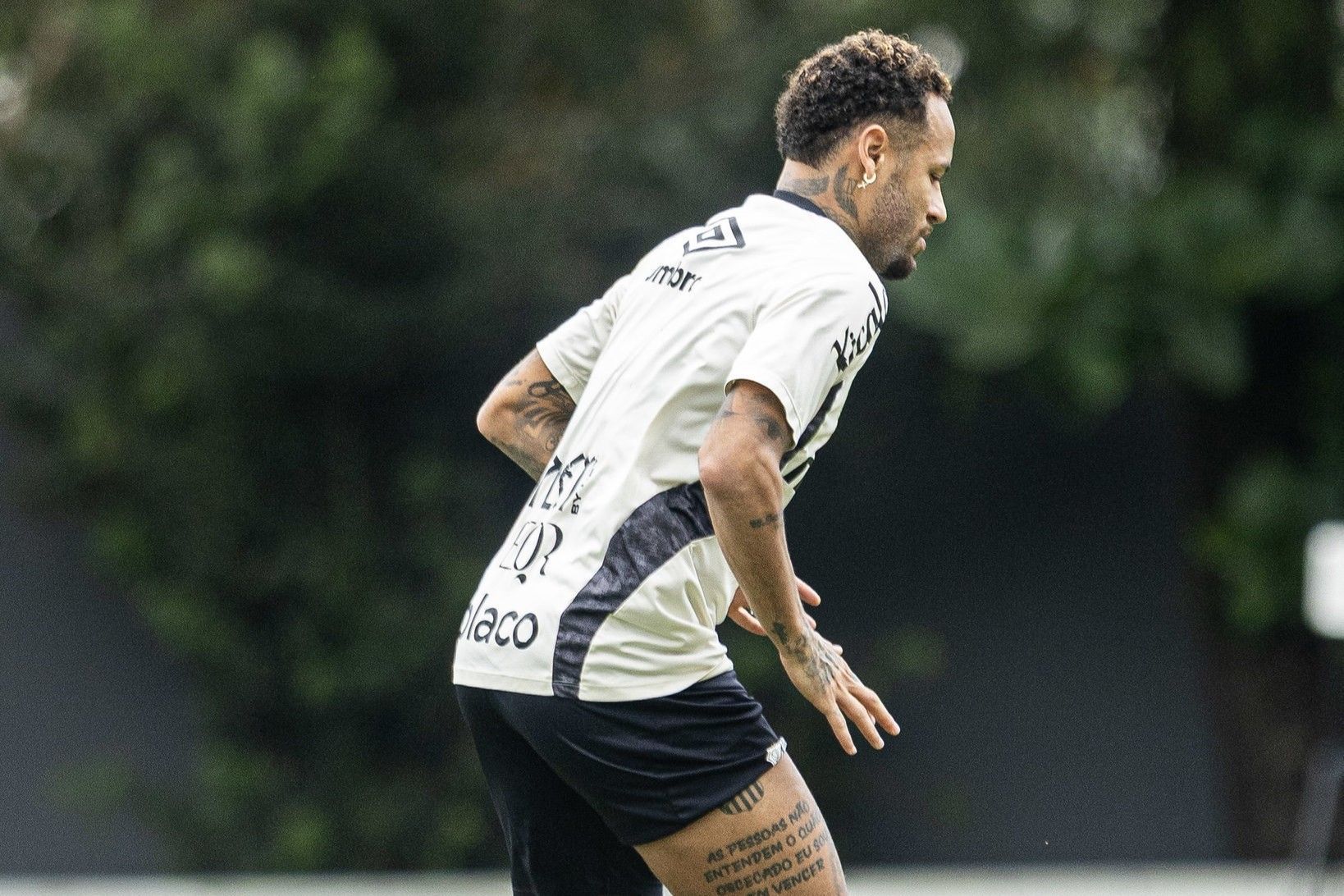 Santos: Neymar avança em recuperação e inicia trabalho no gramado