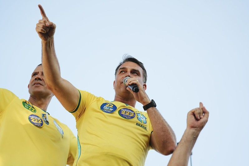 Flávio Bolsonaro convoca apoiadores para motociata em Brasília na véspera da eleição