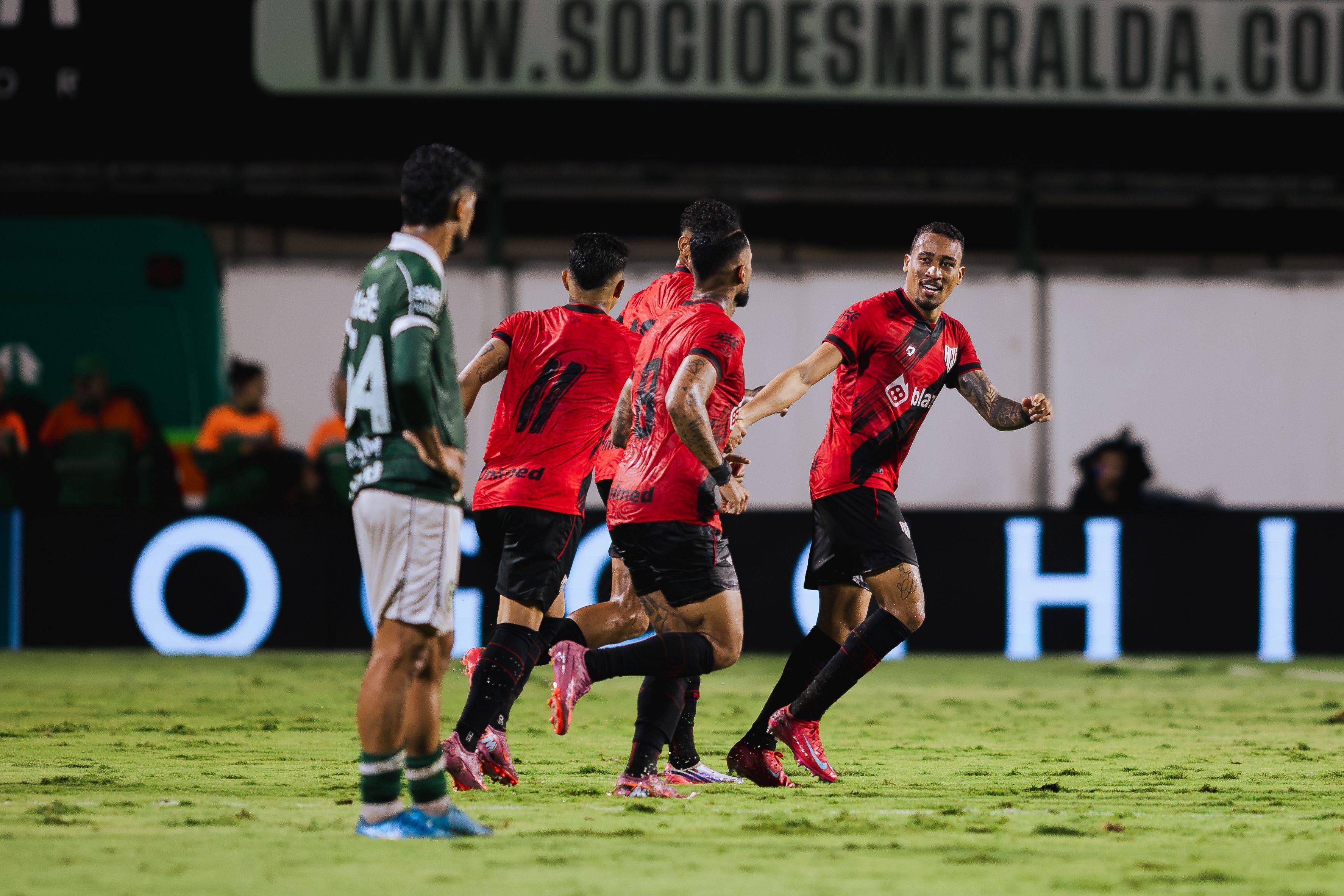 Atlético-GO vence clássico fora de casa, volta ao G6 e deixa Goiás distante do acesso