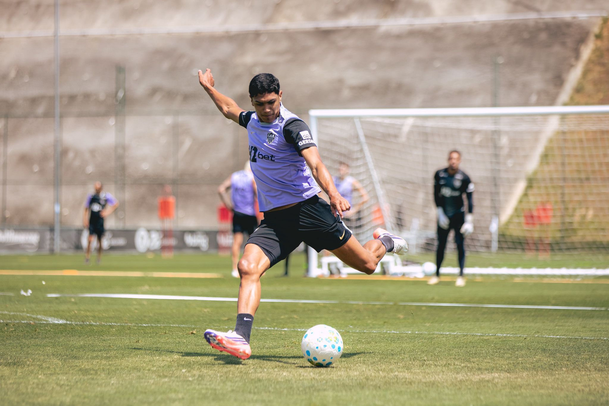 Meia do Atlético vive expectativa de ser relacionado após nove meses contra o Bragantino