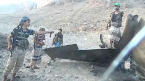 Membros do grupo Houthis posam com destroços de jato F-15 saudita derrubado em 16 de setembro de 2026