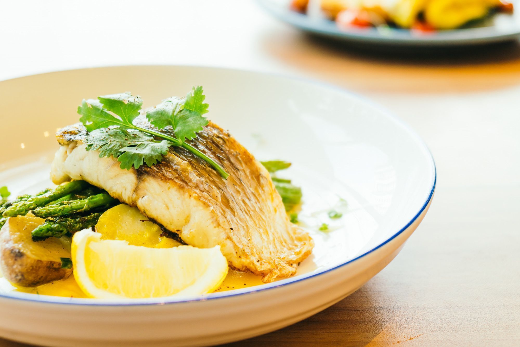Bacalhau no forno à moda antiga: os truques para ficar suculento, dourado e cheio de sabor