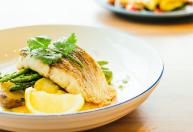 Bacalhau no forno à moda antiga: os truques para ficar suculento, dourado e cheio de sabor
