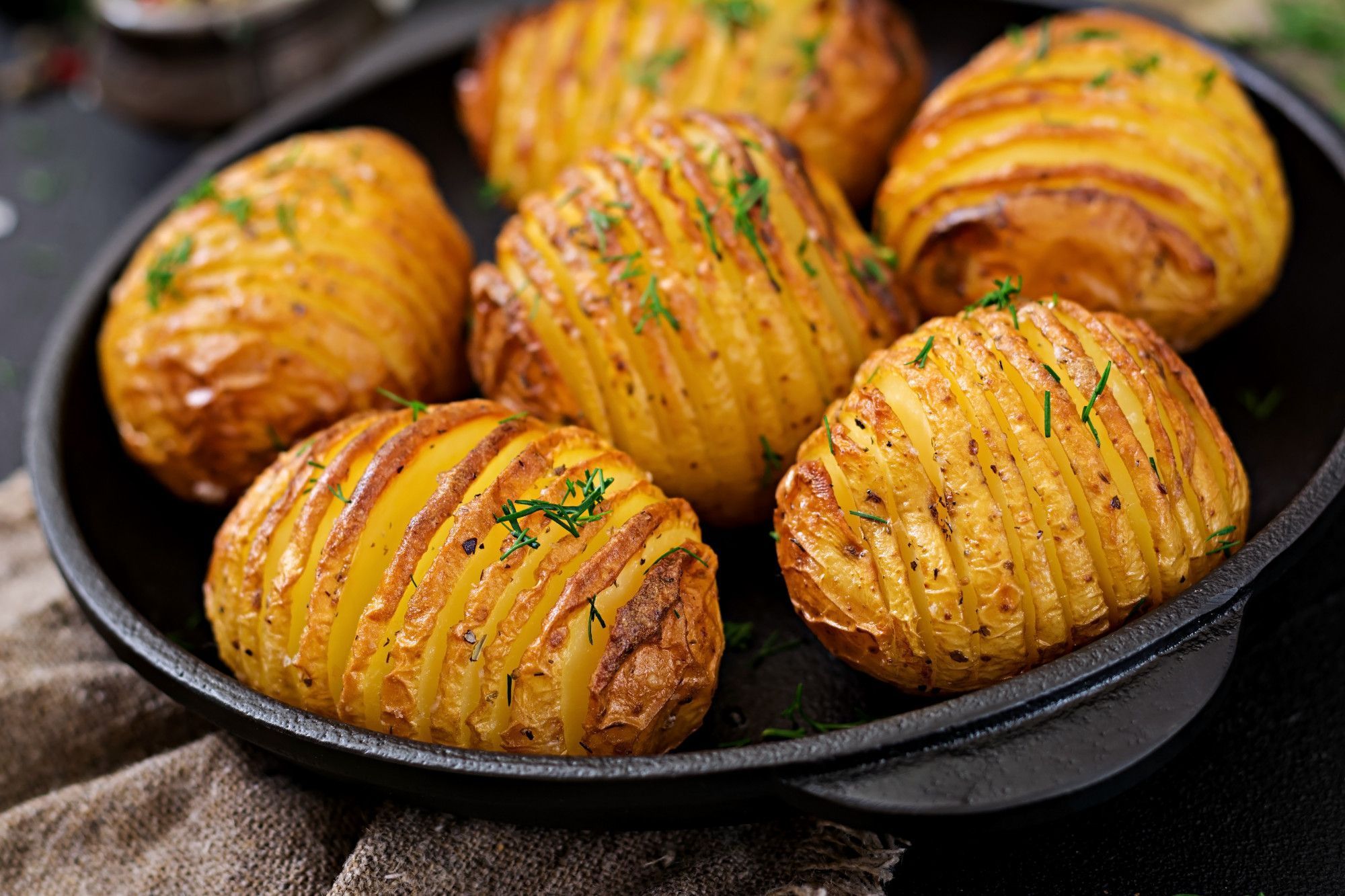 Batatas assadas douradas e crocantes: o truque do amido de milho que dispensa óleo extra