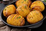 Batatas assadas douradas e crocantes: o truque do amido de milho que dispensa óleo extra