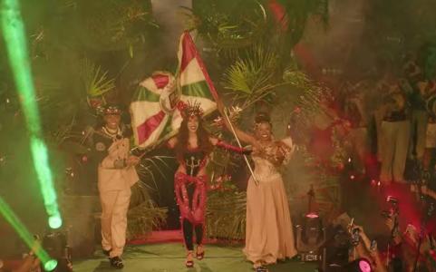 Anitta foi coroada nesse domingo (20) • Reprodução/YouTube