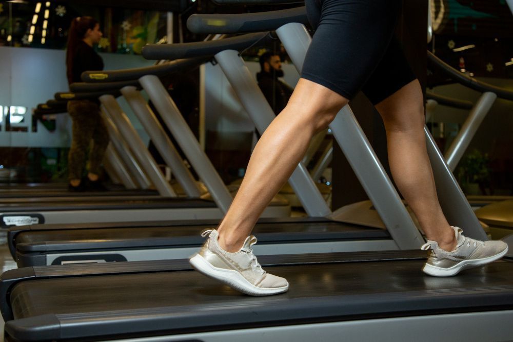 Escada ou esteira inclinada: qual exercício queima mais calorias?