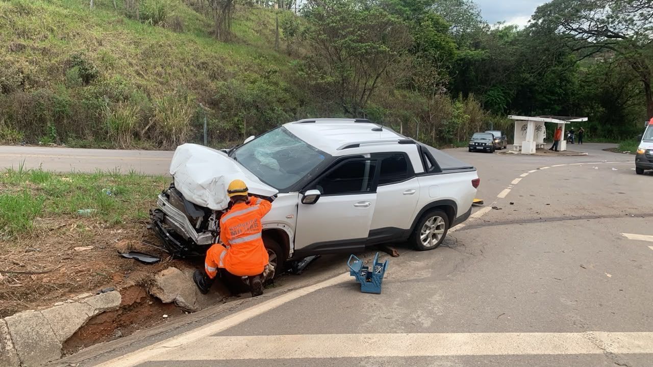 Colisão entre dois carros deixa quatro feridos na BR-491 entre Varginha e Elói Mendes