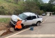 Colisão entre dois carros deixa quatro feridos na BR-491 entre Varginha e Elói Mendes