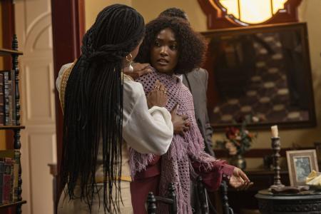 Niara (Erika Januza) com febre amarela e sai para providenciar ambulância