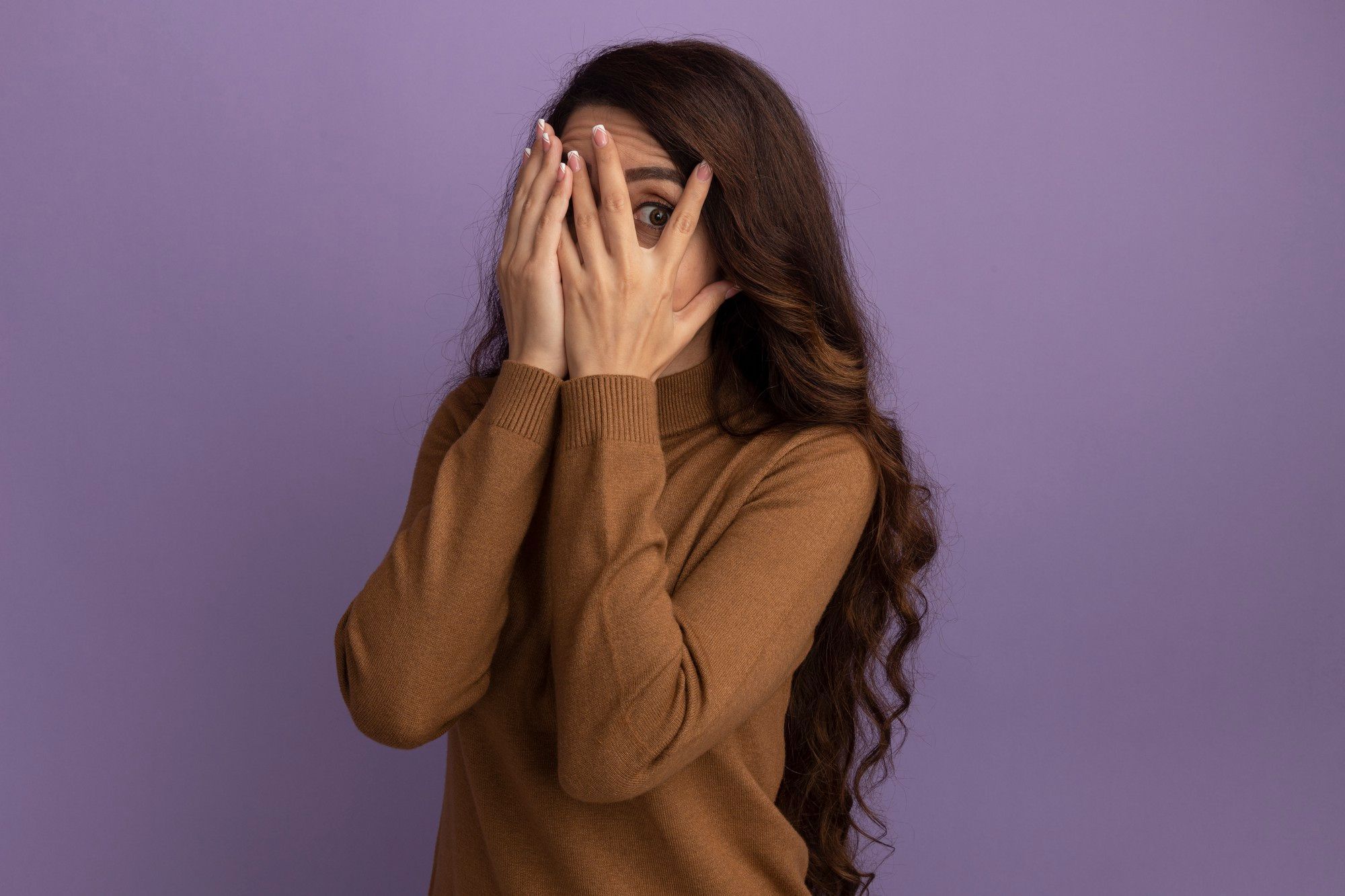 A psicologia sugere que os adultos que baixam o olhar ao falar com outras pessoas não o fazem por timidez; estão concentrados em pensar na resposta