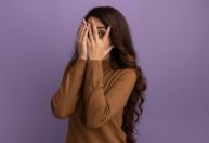 A psicologia sugere que os adultos que baixam o olhar ao falar com outras pessoas não o fazem por timidez; estão concentrados em pensar na resposta