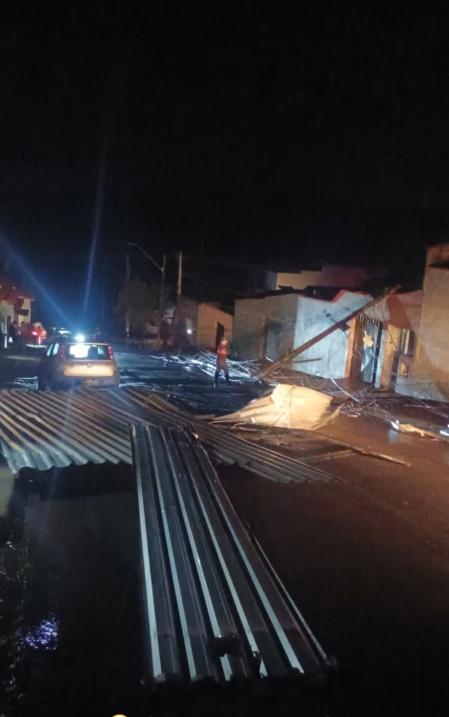 A cidade contabiliza os estragos da chuva forte com ventania registrada no início da noite desta segunda, 31. • Redes Sociais/Reprodução