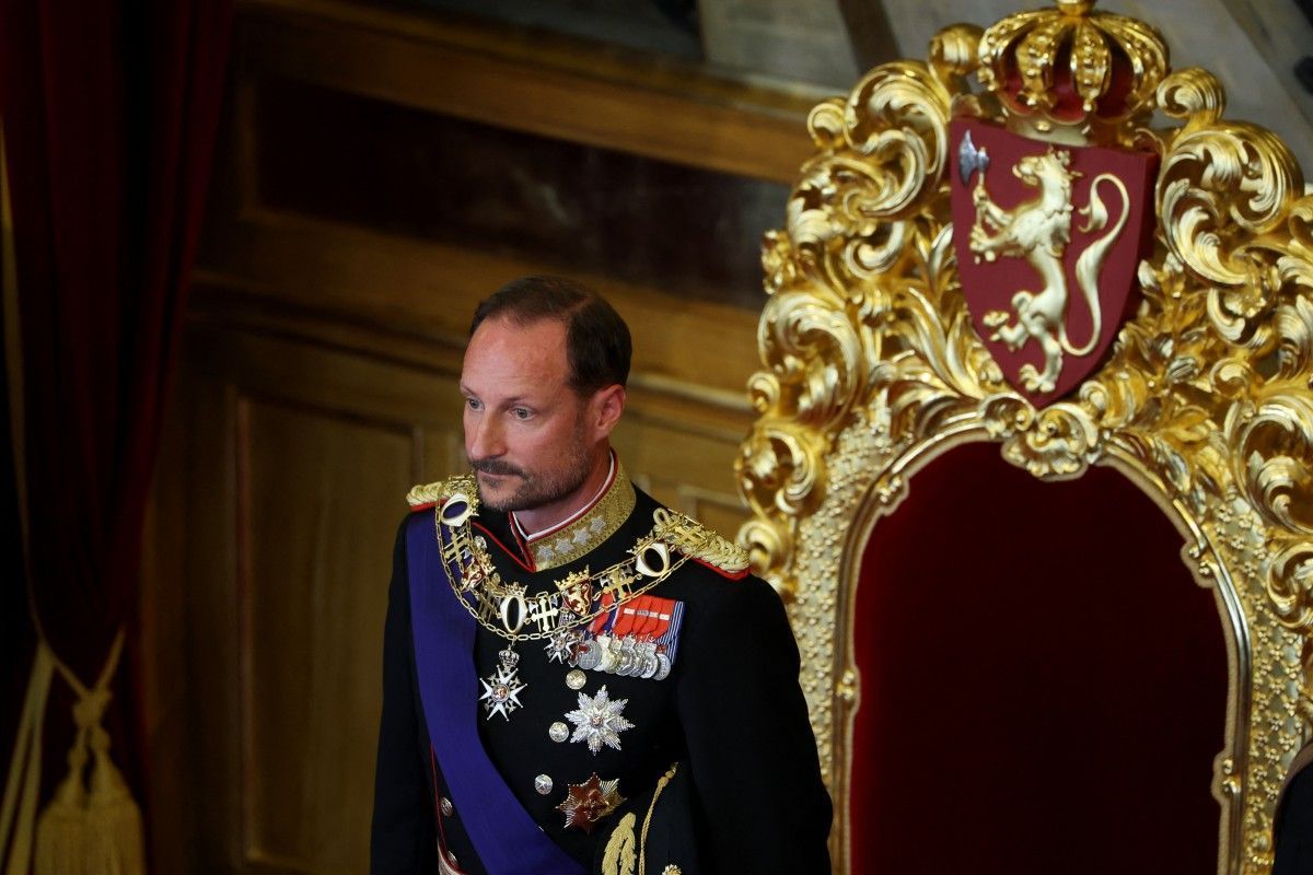 Em meio a polêmicas da família real, novo rei da Noruega faz juramento diante do Parlamento