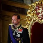 Em meio a polêmicas da família real, novo rei da Noruega faz juramento diante do Parlamento