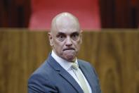 Veja imagens de Moraes desembarcando de jatinho de Vorcaro no RJ