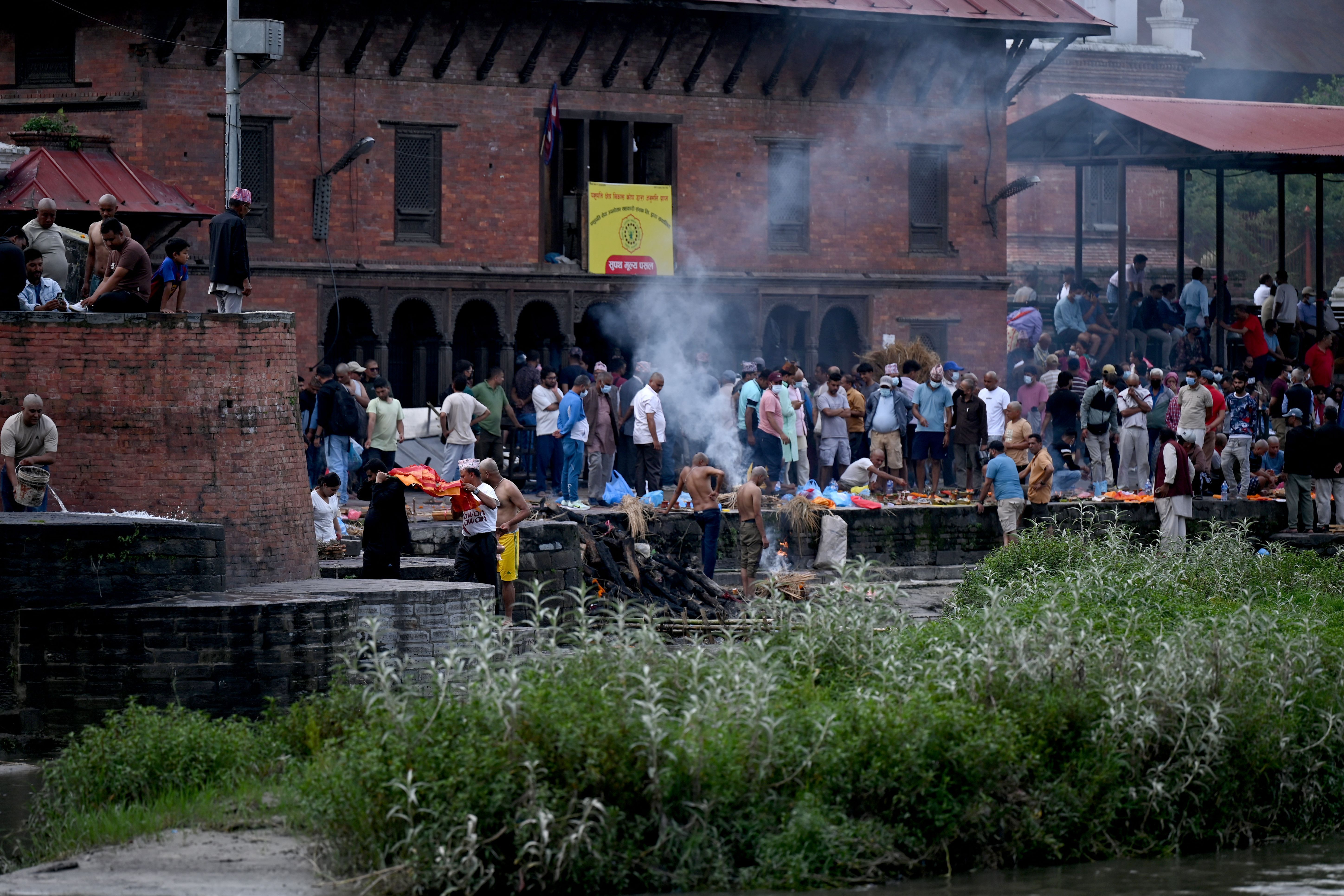 Famílias de vítimas de enchente no Nepal fazem funerais sem corpos uma semana após tragédia