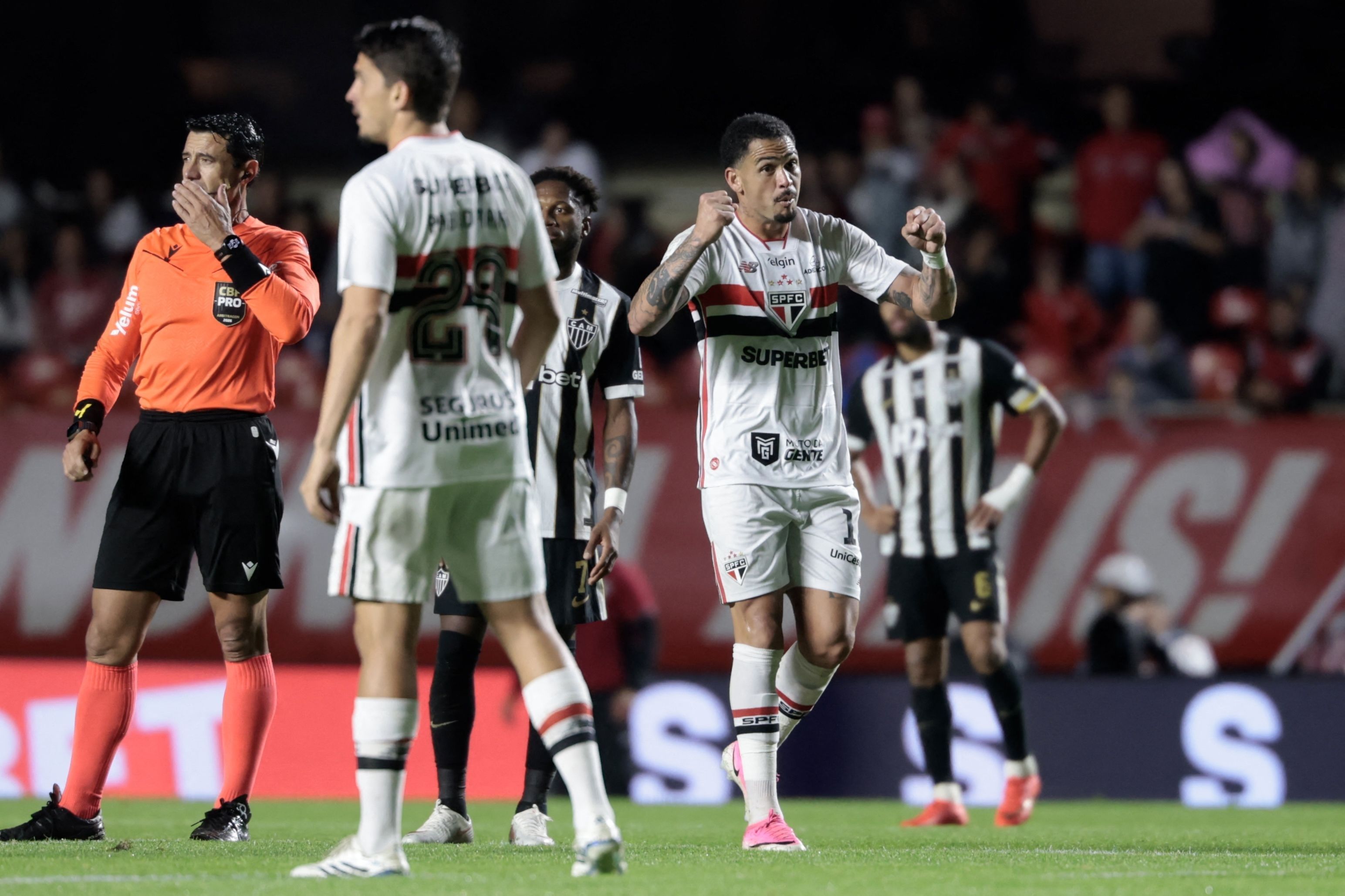 Atlético ‘desliga’ no 2º tempo, perde para o São Paulo e tem fim de invencibilidade