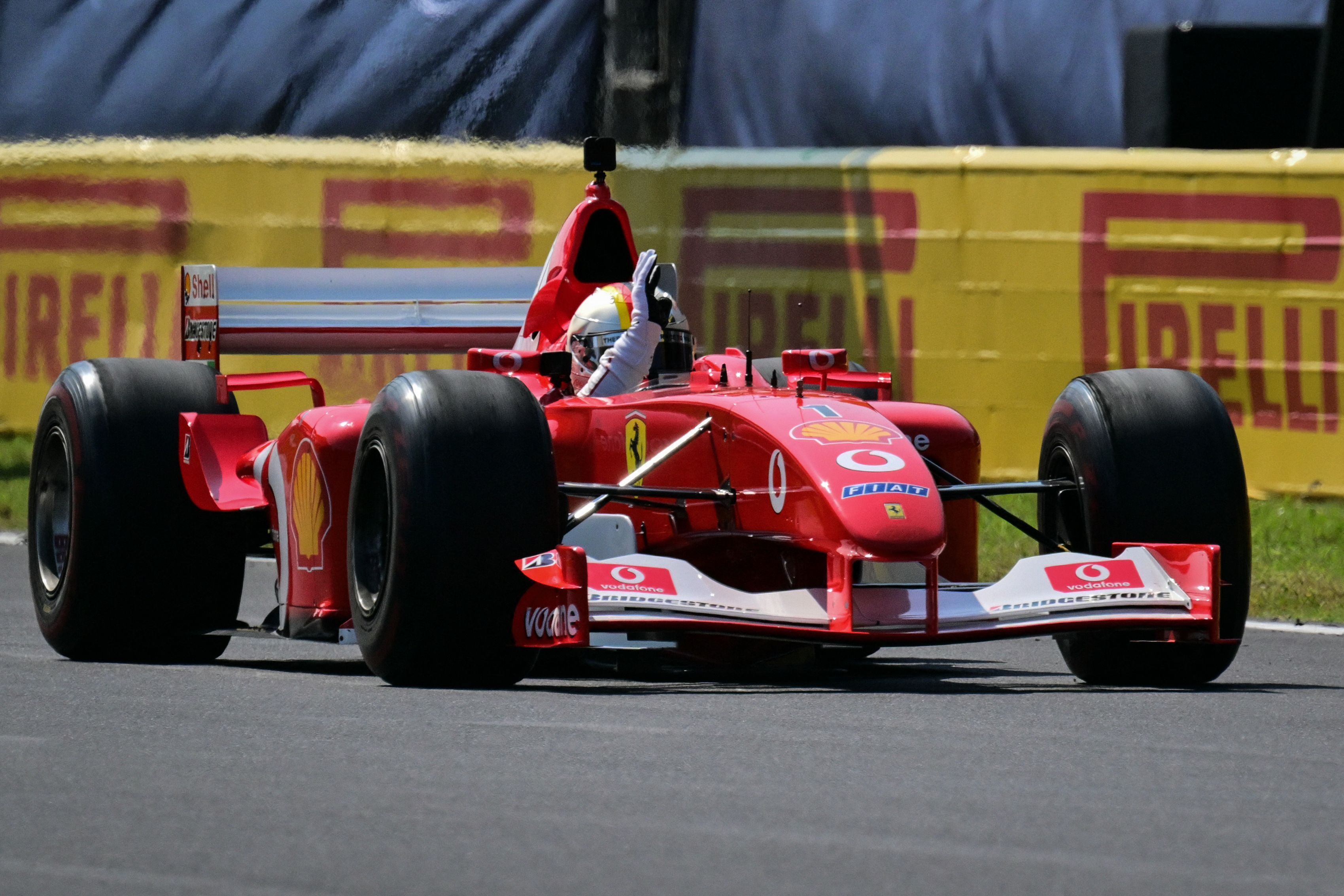 Vettel e Barrichello pilotam Ferrari de Schumacher em homenagem no GP de Monza