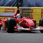 Vettel e Barrichello pilotam Ferrari de Schumacher em homenagem no GP de Monza