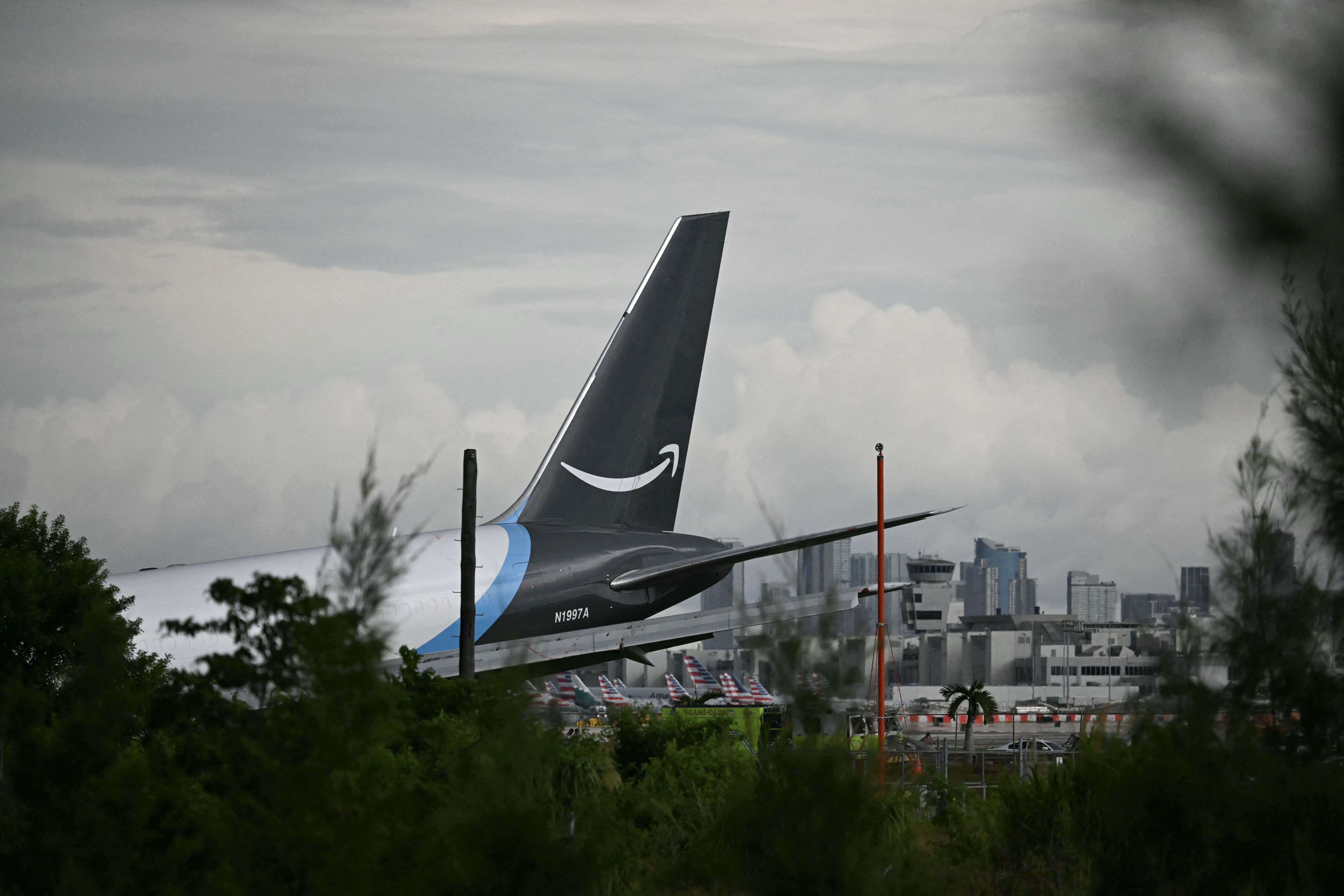 Avião cargueiro da Amazon ultrapassa pista em Miami e suspende voos