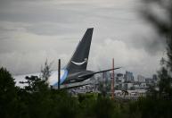 Avião cargueiro da Amazon ultrapassa pista em Miami e suspende voos
