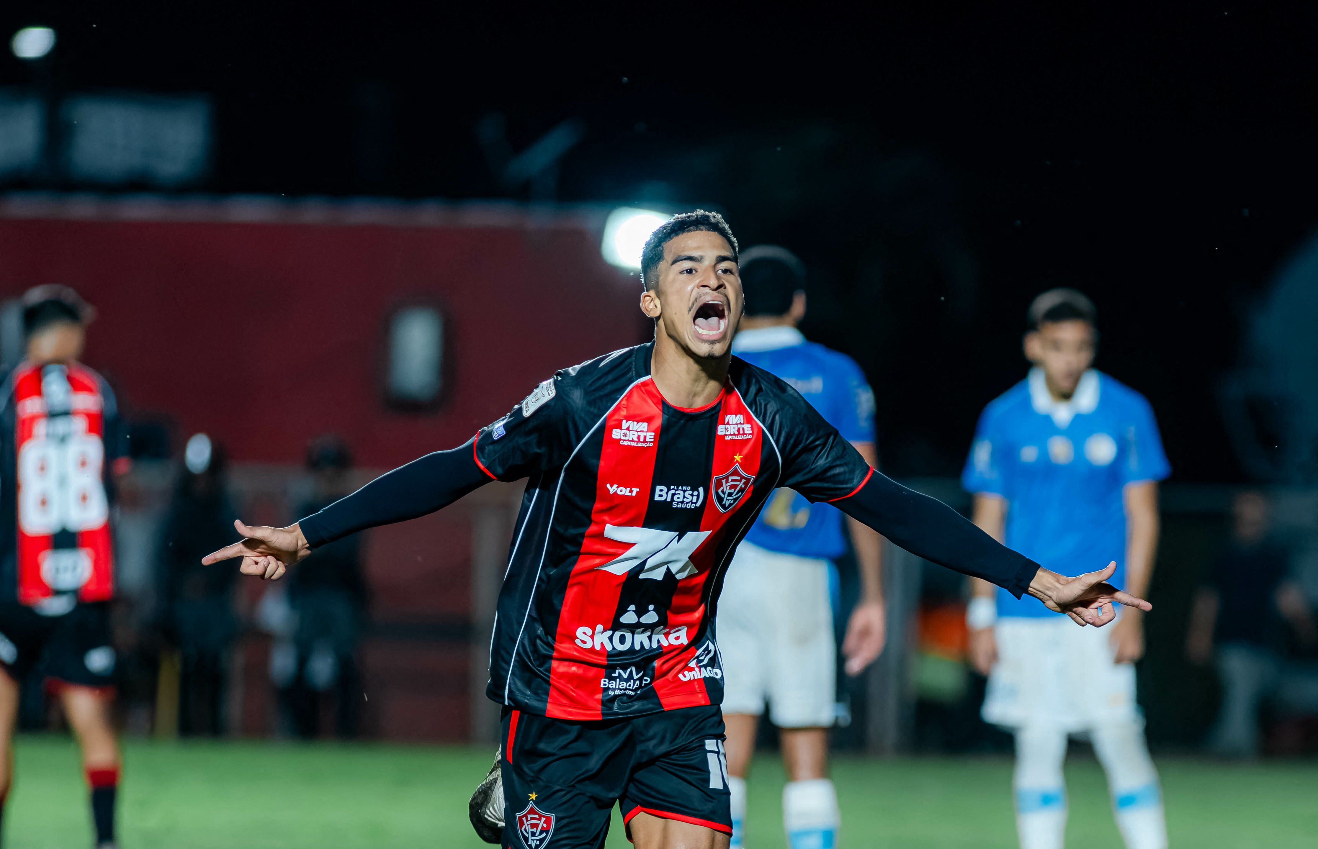Com gol de Renê, Vitória bate o Grêmio pelo Brasileirão e espanta crise